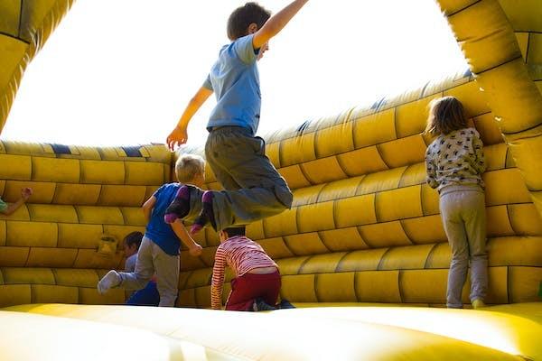 体寒的女人适合戴玉手镯吗？体寒的女人戴玉手镯注意什么？